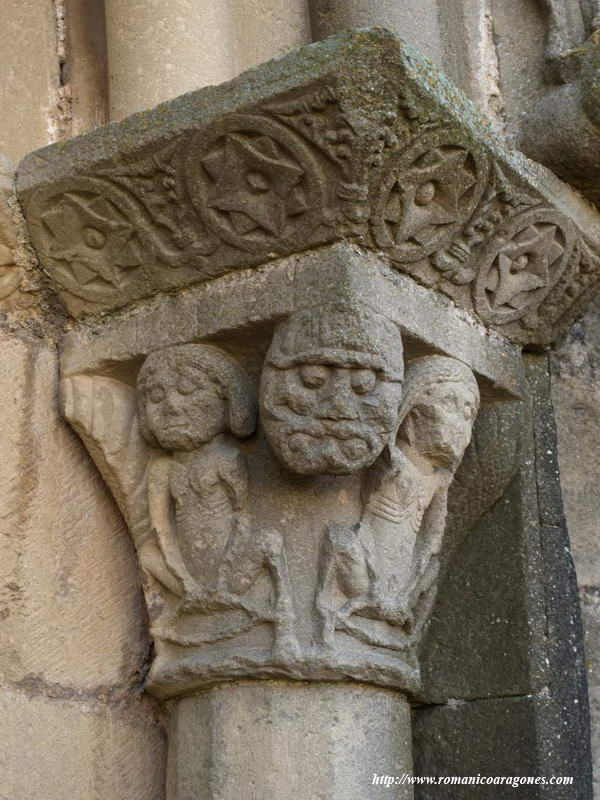 CAPITEL DE MUJERES EN CUCLILLAS